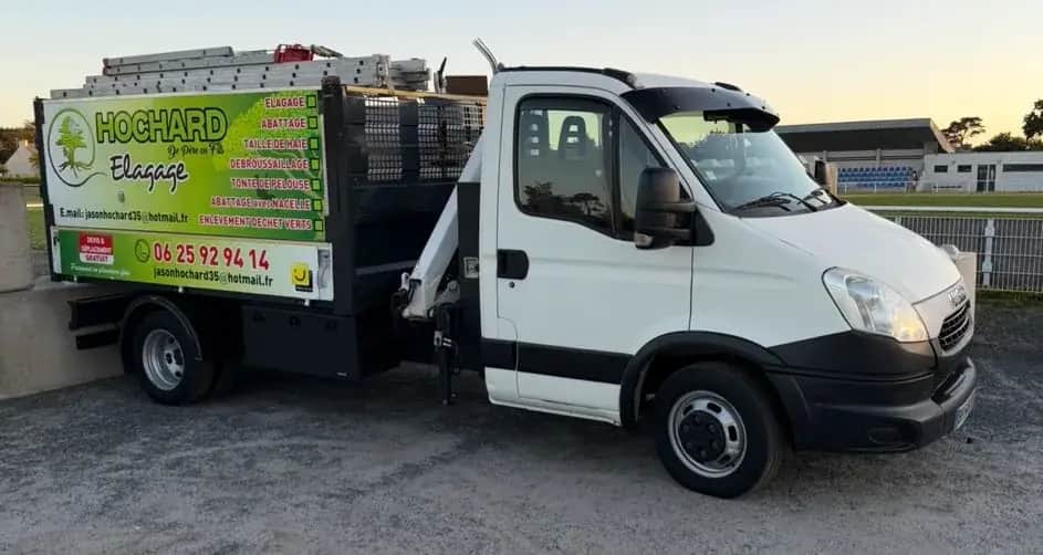Camion benne Hochard Élagage pour l'évacuation des déchets verts en centre Bretagne